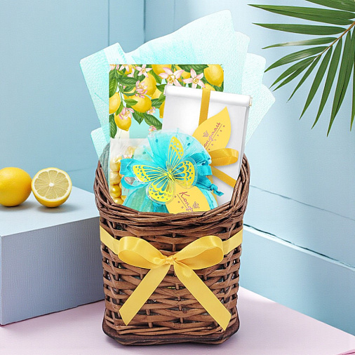 Подарочная корзина: шоколад, драже, конфеты глазированные, кофе