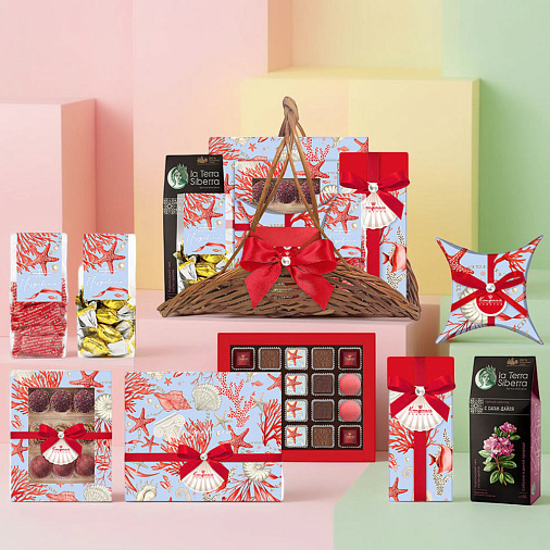 Подарочная корзина: мармелад, конфеты глазированные, конфеты ручной работы, шоколадные конфеты "Ассорти", чай 