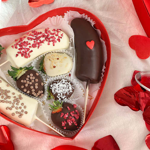 Свежая клубника и бананы в шоколаде набор сердце 410г