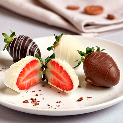 Свежая клубника в шоколаде набор сердце 440г (люблю)