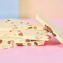 Белый шоколад с миндалем (ломаный)