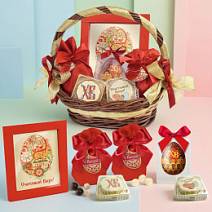 Пасхальная корзина с шоколадом и конфетами