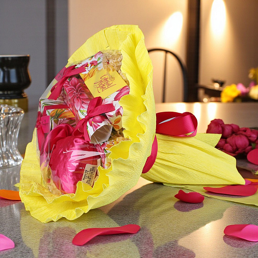 "Сладкой жизни" букет из конфет и шоколада 410г