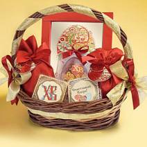 Пасхальная корзина с шоколадом и конфетами