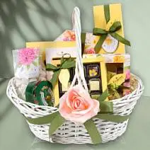 Корзина с конфетами ассорти, шоколадом, чаем 1085г