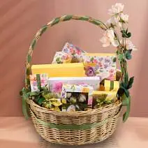 Корзина с конфетами: ассорти, суфле-безе, сухофрукты, чай 2120г